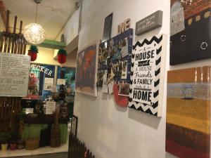 Una pared en una tienda con carteles. en Woodpecker Lodge, Kuching, en Kuching