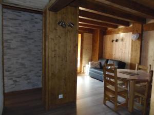 Chalet l'aubépine résidence B&B的休息区
