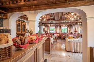 a large dining room with a table with bread at Hotel Garni Erler in Mayrhofen