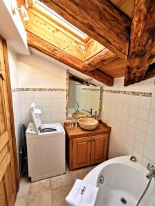 La salle de bains est pourvue de toilettes, d'un lavabo et d'une baignoire. dans l'établissement Hôtel Restaurant Angival - Chambres et Appartement, à Bourg-Saint-Maurice