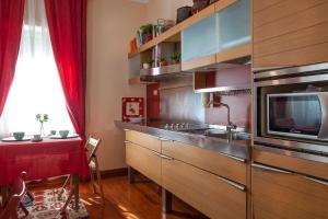 cocina con fregadero y microondas en I Villini del Pigneto en Roma