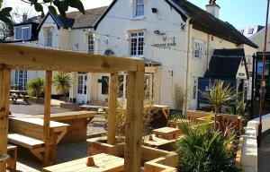 un bâtiment avec une terrasse en bois devant un bâtiment dans l'établissement The Eyre Court, à Seaton