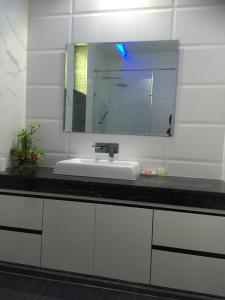 y baño con lavabo y espejo. en Majestic Residence pool villa Pattaya, en Pattaya South