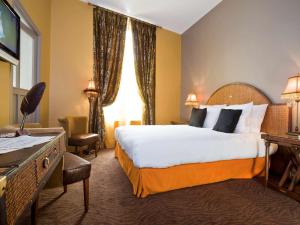 Katil atau katil-katil dalam bilik di Royal Emeraude Hotel Dinard - MGallery Collection +88 gambar