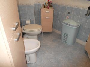 a bathroom with a toilet and a trash can at Suliccenti Marzamemi in Marzamemi