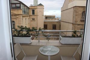 een balkon met een tafel en stoelen en uitzicht bij Two Seasons Boutique Hotel Baku in Baku