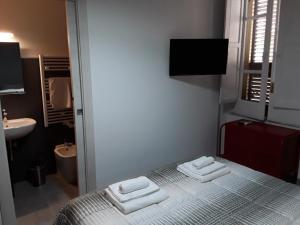 una camera da letto con un letto e due asciugamani di ZIA FRANCA BED&BREAKFAST a Salerno