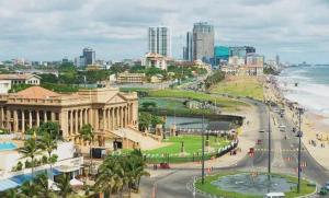 uma vista para uma cidade com uma praia e o oceano em Hostel Republic at Galle Face em Colombo