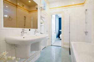 Fotografie z fotogalerie ubytování 2 Bedroom 2 Bathroom Canal Apartment v destinaci Amsterdam