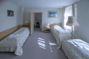 A bed or beds in a room at Pensjonat Myśliwski