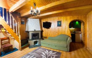 バコヴェルにあるТерКон-Турのリビングルーム(緑のソファ、暖炉付)