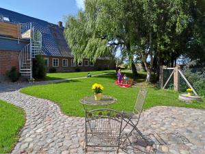 a table with a vase of flowers on top of a yard at Ferienhof Kragholm in Munkbrarup