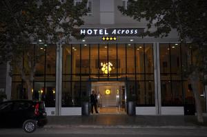 Across Hotels & Spa في فاس: رجل يقف خارج مدخل الفندق