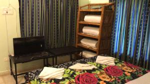 Una habitación con una cama con rosas. en Baaz Jungle Resort, en Khawāsa