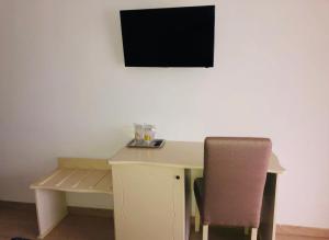 TV a/nebo společenská místnost v ubytování Academy Hotel