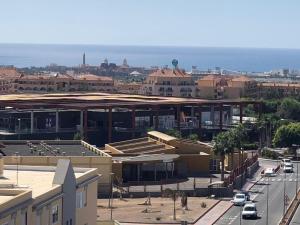 Blick auf eine Stadt mit Gebäuden und einer Straße in der Unterkunft TABLERO 402, ESTUPENDO Apto 8 pax cerca PLAYA DEL INGLÉS in El Tablero