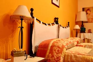 米拉佐的住宿－A Casa Di Mamma，一间卧室配有一张床和一张桌子上的台灯