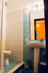 A Casa Di Mamma في ميلاتسو: حمام مع حوض ومرحاض ومرآة