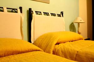 two beds sitting next to each other in a bedroom at A Casa Di Mamma in Milazzo