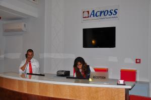 mężczyzna i kobieta siedzący w recepcji w obiekcie Across Hotels & Spa w Fezie