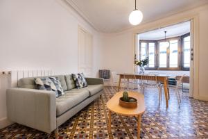 a living room with a couch and a table at b42 - MODERNIST APARTMENT FOR LARGE GROUPS IN EIXAMPLE in Barcelona