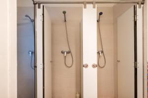 a bathroom with a shower and a mirror at b42 - MODERNIST APARTMENT FOR LARGE GROUPS IN EIXAMPLE in Barcelona