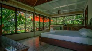 A bed or beds in a room at Boca Tapada Lodge