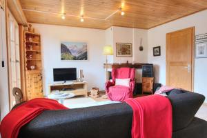 sala de estar con sofá y 2 sillas en Appartement Le Roc, en Gstaad