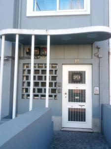 un edificio con una puerta con un letrero abierto en Buddies Family Room, en Aveiro