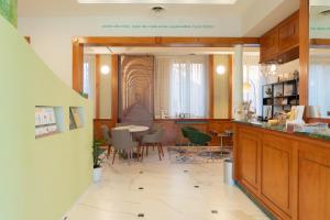Hotel Maggiore في بولونيا: غرفة طعام مع طاولة وكراسي