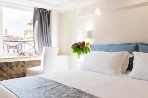 
A bed or beds in a room at Pantheonview - Luxury Suites
