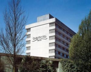 Un edificio con un cartel al costado. en Coventry Hill Hotel, en Coventry