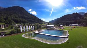 Bazén v ubytovaní Appartement Klostertal alebo v jeho blízkosti