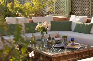 Ein Sitzbereich in der Unterkunft Marrakech Riads, Angsana Heritage Collection