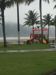 Ο χώρος παιχνιδιού για παιδιά στο Apartamento em Bertioga sp