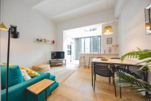 Televisyen dan/atau pusat hiburan di Bravissimo Pont Areny, modern 3 bedroom apartment
