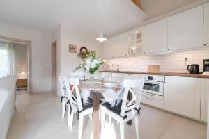 Kuchyňa alebo kuchynka v ubytovaní Apartamenty Na Szczycie z balkonem - Dream Apart