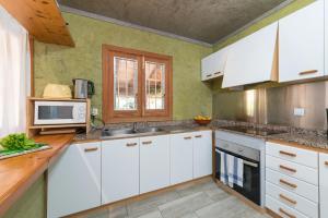 Kuchyňa alebo kuchynka v ubytovaní Villa Can Pau, pool and garden close to the beach