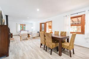 Posedenie v ubytovaní Villa Can Pau, pool and garden close to the beach