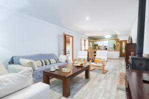 Posedenie v ubytovaní Villa Can Pau, pool and garden close to the beach
