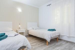 Posteľ alebo postele v izbe v ubytovaní Villa Can Pau, pool and garden close to the beach