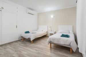 Posteľ alebo postele v izbe v ubytovaní Villa Can Pau, pool and garden close to the beach + 37 fotografií