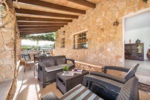 Posedenie v ubytovaní Villa Can Pau, pool and garden close to the beach