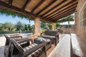Posedenie v ubytovaní Villa Can Pau, pool and garden close to the beach