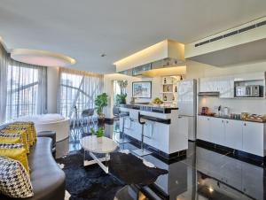 Η κουζίνα ή μικρή κουζίνα στο Sodeco Suites