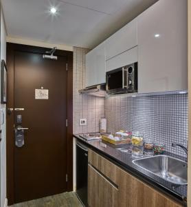 Η κουζίνα ή μικρή κουζίνα στο Sodeco Suites