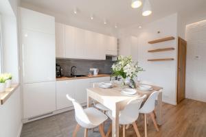 Kuchyňa alebo kuchynka v ubytovaní Apartamenty Na Szczycie z balkonem - Dream Apart