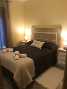 um quarto com uma cama grande e toalhas em LA GARGANTILLA em Jerte