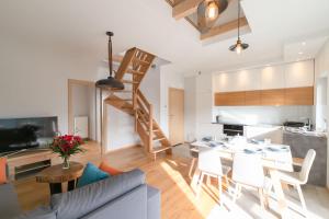 Televízia a/alebo spoločenská miestnosť v ubytovaní Apartamenty Na Szczycie z balkonem - Dream Apart