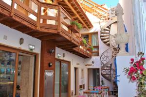 un edificio con escaleras, mesa y sillas en Villa Ana Margarida Hotel, en Ericeira